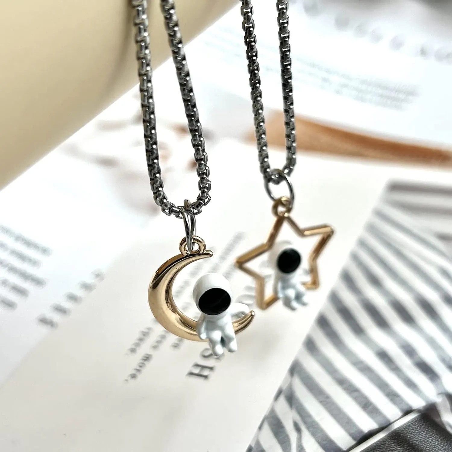 Couples Astronaut Pendant Necklaces,2Pcs Spaceman Promise Mutual Attraction Matching Jewelry Valentine's Day Gift for Husband Wife